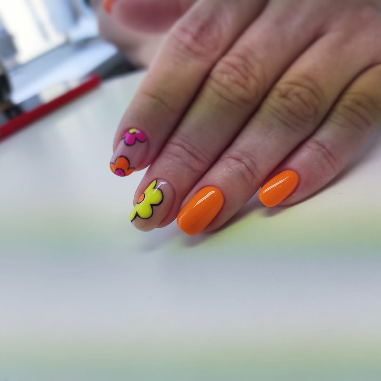 Мастер маникюра Елена